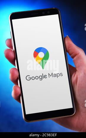 POZNAN, POL - JUN 12, 2020: Hand halten Smartphone mit Logo von Google Maps, ein Web-Mapping-Service von Google entwickelt Stockfoto