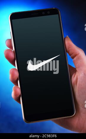 POZNAN, POL - JUN 12, 2020: Hand hält Smartphone mit Logo von Nike, einem amerikanischen multinationalen Konzern produziert Schuhe, Kleidung, Ausrüstung Stockfoto