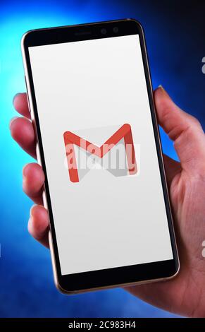 POZNAN, POL - JUN 12, 2020: Hand halten Smartphone mit Logo von Gmail, einem kostenlosen E-Mail-Dienst von Google entwickelt Stockfoto