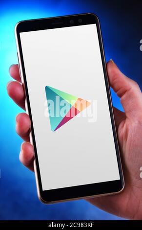 POZNAN, POL - JUN 12, 2020: Hand hält Smartphone mit Logo von Google Play, einem amerikanischen digitalen Distributionsdienst betrieben und entwickelt von Stockfoto