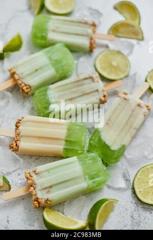 Limette und Sahne hausgemachte Eis oder Eis mit Eiswürfeln auf grauen Stein Hintergrund platziert Stockfoto
