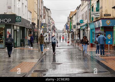 Cork, Irland. Juli 2020. Starker Regen in Cork City. Es gab einen unstillbaren Mangel an Käufern in Cork City heute aufgrund der starken regen, die den ganzen Tag fiel. Während einige dem Regen trotzten, schienen viele zu Hause geblieben zu sein. Kredit: Damian Coleman/Alamy Live Nachrichten Stockfoto