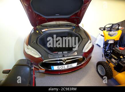 Das Tesla Elektroauto. Hier beim Laden in einer Garage zu Hause. Foto Jeppe Gustafsson Stockfoto