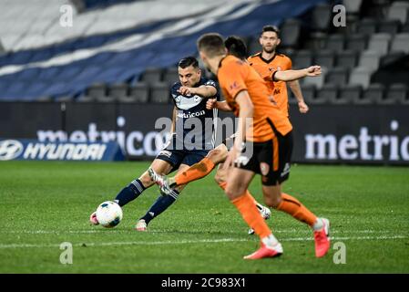 29. Juli 2020; Bankwest Stadium, Parramatta, New South Wales, Australien; A League Football, Melbourne Victory versus Brisbane Roar; Andrew Nabbout von Melbourne Victory macht einen Schuss auf Tor Credit: Action Plus Sports Images/Alamy Live News Stockfoto