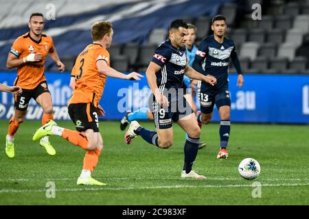 29. Juli 2020; Bankwest Stadium, Parramatta, New South Wales, Australien; A League Football, Melbourne Victory versus Brisbane Roar; Andrew Nabbout von Melbourne Victory läuft bei Corey Brown von Brisbane Roar Credit: Action Plus Sports Images/Alamy Live News Stockfoto