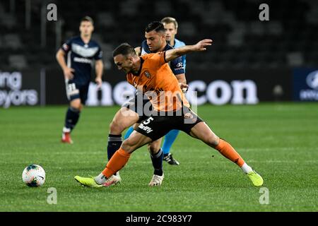 29. Juli 2020; Bankwest Stadium, Parramatta, New South Wales, Australien; A League Football, Melbourne Victory versus Brisbane Roar; Tom Aldred von Brisbane Roar hält Andrew Nabbout von Melbourne Victory Kredit: Action Plus Sports Images/Alamy Live News Stockfoto