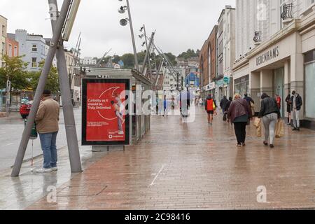 Cork, Irland. Juli 2020. Starker Regen in Cork City. Es gab einen unstillbaren Mangel an Käufern in Cork City heute aufgrund der starken regen, die den ganzen Tag fiel. Während einige dem Regen trotzten, schienen viele zu Hause geblieben zu sein. Kredit: Damian Coleman/Alamy Live Nachrichten Stockfoto