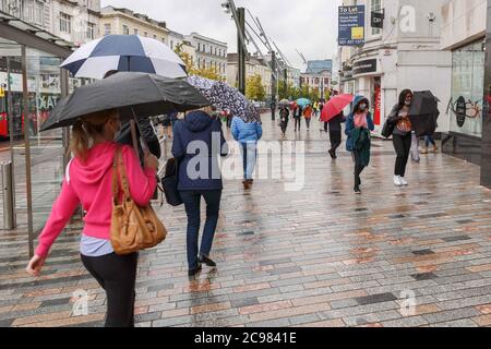 Cork, Irland. Juli 2020. Starker Regen in Cork City. Es gab einen unstillbaren Mangel an Käufern in Cork City heute aufgrund der starken regen, die den ganzen Tag fiel. Während einige dem Regen trotzten, schienen viele zu Hause geblieben zu sein. Kredit: Damian Coleman/Alamy Live Nachrichten Stockfoto