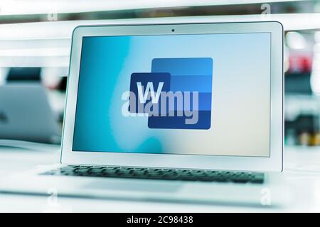 POZNAN, POL - JUN 16, 2020: Laptop-Computer mit Logo von Microsoft Word, einem von Microsoft entwickelten Textverarbeitungsprogramm Stockfoto