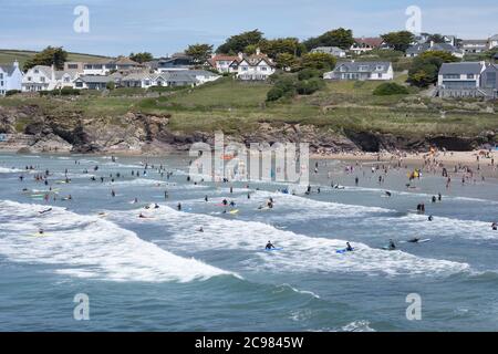 Polzeath, Cornwall, Großbritannien. Juli 2020. Wetter in Großbritannien. Surfer und Urlauber packten in das Wasser ein Strand in Polzeath als die Temperaturen beginnen zu steigen, vor der vorhergesagten Hitzewelle am Ende der Woche. Kredit Simon Maycock / Alamy Live Nachrichten. Stockfoto