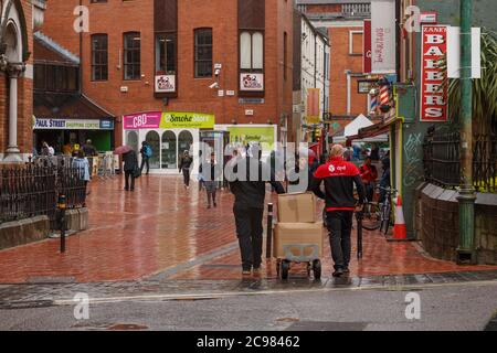 Cork, Irland. Juli 2020. Starker Regen in Cork City. Es gab einen unstillbaren Mangel an Käufern in Cork City heute aufgrund der starken regen, die den ganzen Tag fiel. Während einige dem Regen trotzten, schienen viele zu Hause geblieben zu sein. Kredit: Damian Coleman/Alamy Live Nachrichten Stockfoto