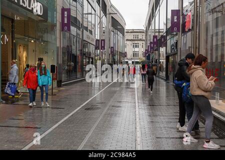 Cork, Irland. Juli 2020. Starker Regen in Cork City. Es gab einen unstillbaren Mangel an Käufern in Cork City heute aufgrund der starken regen, die den ganzen Tag fiel. Während einige dem Regen trotzten, schienen viele zu Hause geblieben zu sein. Kredit: Damian Coleman/Alamy Live Nachrichten Stockfoto