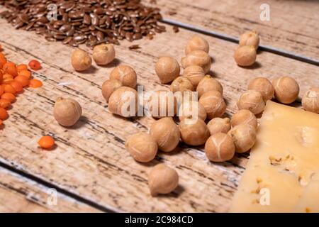 Kichererbsen, Linsen und Käse sind Eiweißquellen im Veganismus und Vegetarismus. Abnehmen, Keto-Diät, richtige Ernährung und glutenfreie Getreide. Stockfoto