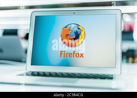 POZNAN, POL - JUN 16, 2020: Laptop-Computer mit Logo von Firefox, einem freien und Open-Source-Web-Browser. Stockfoto