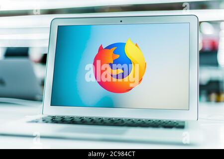 POZNAN, POL - JUN 16, 2020: Laptop-Computer mit Logo von Firefox, einem freien und Open-Source-Web-Browser. Stockfoto