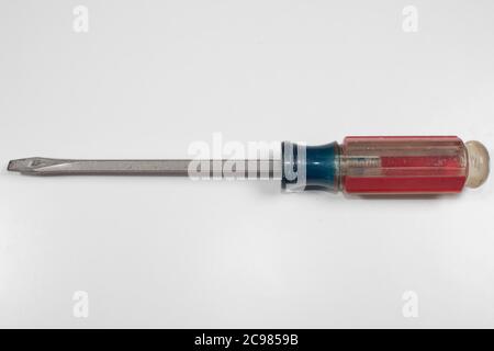 Standardschraubendreher mit Gehäusespitze, ergonomisch geformtes, effizientes Handwerkzeug zum Drehen von Schrauben, isolierte Nahaufnahme auf weißem Hintergrund Stockfoto
