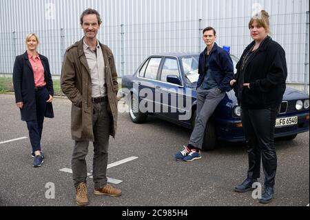 Köln, Deutschland. Juli 2020. Die Schauspieler Anna Schudt (l-r), Jörg Hartmann, Rick Okon und Stefanie Reinsperger stehen während eines Fotoshootings für die Dortmunder Tatort - Heile Welt auf einem Parkplatz. Der Sendetermin im ersten ist für 2021 geplant. Quelle: Henning Kaiser/dpa/Alamy Live News Stockfoto