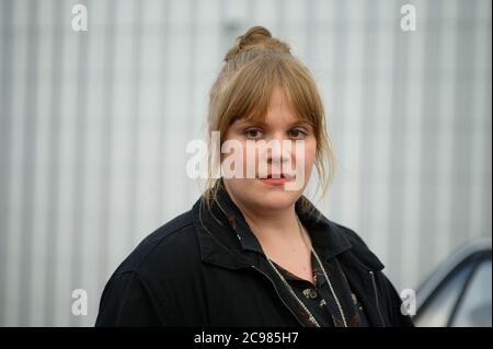 Köln, Deutschland. Juli 2020. Die Schauspielerin Stefanie Reinsperger als Chefkommissarin Rosa Herzog steht während eines Fotoshootings für die Dortmunder Tatort - Heile Welt auf einem Parkplatz. Reinsperger ist neu im Untersuchungsteam. Der Sendetermin im ersten ist für 2021 geplant. Quelle: Henning Kaiser/dpa/Alamy Live News Stockfoto