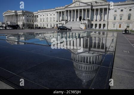 Washington, USA. Juli 2020. Die Überreste des US-Rep. John Lewis, D-GA, verlässt das US-Kapitol am 29. Juli 2020 in Washington, DC. (Foto von Oliver Contreras/SIPA USA) Quelle: SIPA USA/Alamy Live News Stockfoto