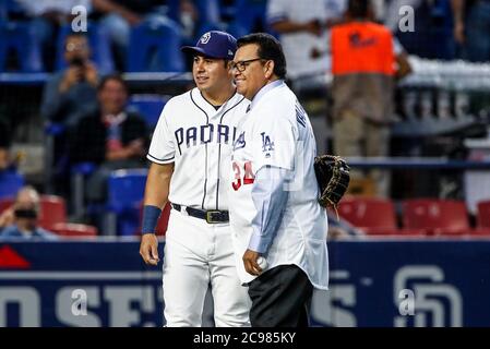 Fernando Valenzuela acompañado de Christian Villanueva, lanza la primera bola para el Playball del partido de beisbol de los Dodgers de Los Angeles contra Padres de San Diego, durante el Primer juego de la Serie las Ligas Mayores del Beisbol en Monterrey, Mexico el 4 de Mayo 2018. (Foto: Luis Gutierrez) Stockfoto