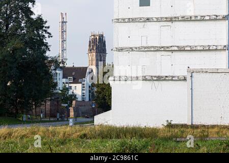 Altstadtpark, Stadtmauer, Blick zur Salvatorkirche, Ruinen, Garten der Erinnerung, Duisburg, Innenhafen Stockfoto