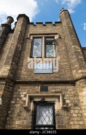 Steinturm (einer von einem Paar, die auf beiden Seiten des Eingangsbogens stehen) Hickeys Almshouse / Almshouse um den zentralen begrasten Hof / Hof angeordnet. Richmond upon Thames, Großbritannien. (119) Stockfoto