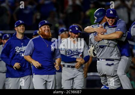 Yasmani Grandal, catcher celebra con Adam Liberatore pither de los dodgers se lleva el salvamento, durante el partido de beisbol de los Dodgers de Los Angeles contra Padres de San Diego, durante el Primer juego de la Serie las Ligas Mayores del Beisbol en Monterrey, Mexiko el 4 de Mayo 2018.(Foto: Luis Gutierrez) Stockfoto