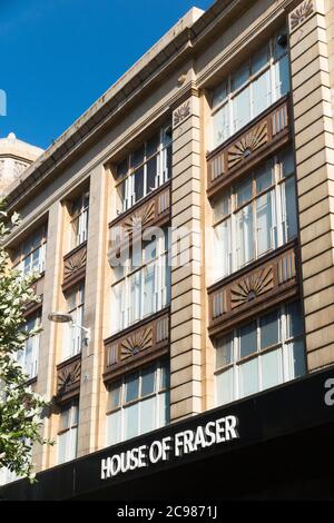 House of Fraser Schild und Schilder / Shop Front / Kaufhaus Shop in Bournemouth, Großbritannien. Von Sports Direct aus der Verwaltung gekauft und jetzt als Fraser Group bekannt. (120) Stockfoto