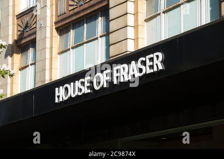 House of Fraser Schild und Schilder / Shop Front / Kaufhaus Shop in Bournemouth, Großbritannien. Von Sports Direct aus der Verwaltung gekauft und jetzt als Fraser Group bekannt. (120) Stockfoto