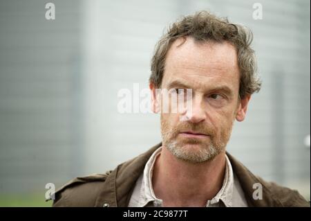 Köln, Deutschland. Juli 2020. Der Schauspieler Jörg Hartmann als Generalinspektor Jan Pawlak steht während eines Fotoshootings für die Dortmunder Tatort - Heile Welt auf einem Parkplatz. Der Sendetermin im ersten ist für 2021 geplant. Quelle: Henning Kaiser/dpa/Alamy Live News Stockfoto