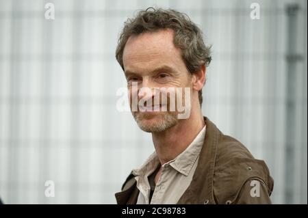 Köln, Deutschland. Juli 2020. Der Schauspieler Jörg Hartmann als Generalinspektor Jan Pawlak steht während eines Fotoshootings für die Dortmunder Tatort - Heile Welt auf einem Parkplatz. Der Sendetermin im ersten ist für 2021 geplant. Quelle: Henning Kaiser/dpa/Alamy Live News Stockfoto