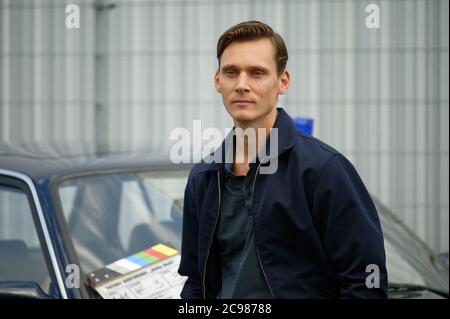 Köln, Deutschland. Juli 2020. Der Schauspieler Rick Okon als Inspektor Jan Pawlak steht während eines Fotoshootings für die Dortmunder Tatort - Heile Welt auf einem Parkplatz. Der Sendetermin im ersten ist für 2021 geplant. Quelle: Henning Kaiser/dpa/Alamy Live News Stockfoto