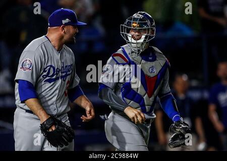 Yasmani Grandal, catcher celebra con Adam Liberatore pither de los dodgers se lleva el salvamento, durante el partido de beisbol de los Dodgers de Los Angeles contra Padres de San Diego, durante el Primer juego de la Serie las Ligas Mayores del Beisbol en Monterrey, Mexiko el 4 de Mayo 2018.(Foto: Luis Gutierrez) Stockfoto