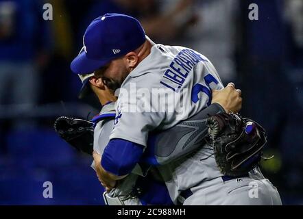 Yasmani Grandal, catcher celebra con Adam Liberatore pither de los dodgers se lleva el salvamento, durante el partido de beisbol de los Dodgers de Los Angeles contra Padres de San Diego, durante el Primer juego de la Serie las Ligas Mayores del Beisbol en Monterrey, Mexiko el 4 de Mayo 2018.(Foto: Luis Gutierrez) Stockfoto