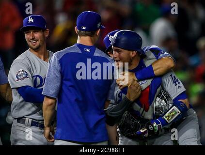 Yasmani Grandal, catcher celebra con Adam Liberatore pither de los dodgers se lleva el salvamento, durante el partido de beisbol de los Dodgers de Los Angeles contra Padres de San Diego, durante el Primer juego de la Serie las Ligas Mayores del Beisbol en Monterrey, Mexiko el 4 de Mayo 2018.(Foto: Luis Gutierrez) Stockfoto