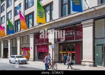 Eintritt ins Kino im Selfridges in der Duke Street, Marylebone, London, England, Großbritannien Stockfoto