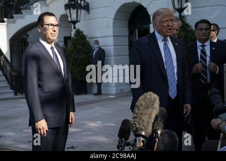 Washington, Usa. Juli 2020. Finanzminister Steven Mnuchin hört zu, wie US-Präsident Donald Trump vor dem Weißen Haus in Washington, DC, USA, am Mittwoch, dem 29. Juli 2020, mit der Presse spricht. Foto von Sarah Silbiger/UPI Kredit: UPI/Alamy Live Nachrichten Stockfoto