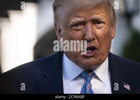 Washington, Usa. Juli 2020. US-Präsident Donald Trump spricht am Mittwoch, den 29. Juli 2020, vor dem Weißen Haus in Washington, DC, USA, mit der Presse. Präsident Trump wird heute später nach Texas reisen. Foto von Sarah Silbiger/UPI Kredit: UPI/Alamy Live Nachrichten Stockfoto