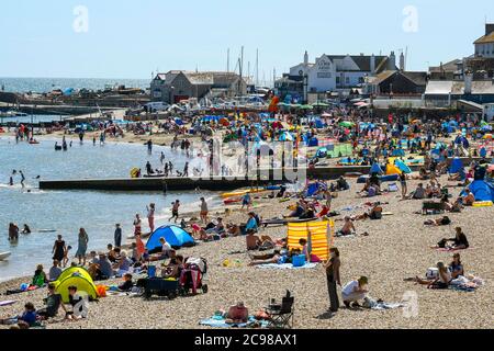 Lyme Regis, Dorset, Großbritannien. Juli 2020. Wetter in Großbritannien. Der Strand ist voll von Urlaubern und Sonnenanbetern im Badeort Lyme Regis in Dorset an einem Nachmittag von glühender heißer Sonne. Bild: Graham Hunt/Alamy Live News Stockfoto