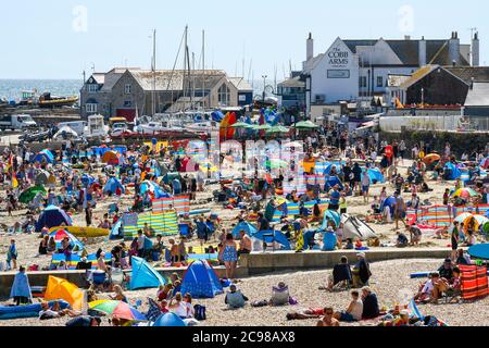 Lyme Regis, Dorset, Großbritannien. Juli 2020. Wetter in Großbritannien. Der Strand ist voll von Urlaubern und Sonnenanbetern im Badeort Lyme Regis in Dorset an einem Nachmittag von glühender heißer Sonne. Bild: Graham Hunt/Alamy Live News Stockfoto