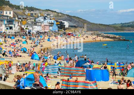 Lyme Regis, Dorset, Großbritannien. Juli 2020. Wetter in Großbritannien. Der Strand ist voll von Urlaubern und Sonnenanbetern im Badeort Lyme Regis in Dorset an einem Nachmittag von glühender heißer Sonne. Bild: Graham Hunt/Alamy Live News Stockfoto