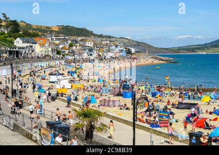 Lyme Regis, Dorset, Großbritannien. Juli 2020. Wetter in Großbritannien. Der Strand ist voll von Urlaubern und Sonnenanbetern im Badeort Lyme Regis in Dorset an einem Nachmittag von glühender heißer Sonne. Bild: Graham Hunt/Alamy Live News Stockfoto