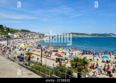 Lyme Regis, Dorset, Großbritannien. Juli 2020. Wetter in Großbritannien. Der Strand ist voll von Urlaubern und Sonnenanbetern im Badeort Lyme Regis in Dorset an einem Nachmittag von glühender heißer Sonne. Bild: Graham Hunt/Alamy Live News Stockfoto