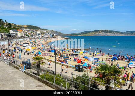 Lyme Regis, Dorset, Großbritannien. Juli 2020. Wetter in Großbritannien. Der Strand ist voll von Urlaubern und Sonnenanbetern im Badeort Lyme Regis in Dorset an einem Nachmittag von glühender heißer Sonne. Bild: Graham Hunt/Alamy Live News Stockfoto