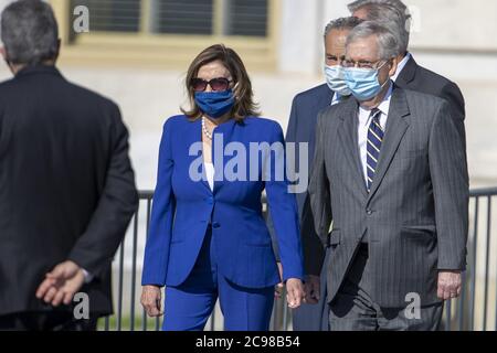 Washington, Usa. Juli 2020. Die Sprecherin des Repräsentantenhauses Nancy Pelosi, D-Calif, der Mehrheitsführer des Senats Mitch McConnell, R-Ky kommen am Mittwoch, den 29. Juli 2020, im US-Kapitol in Washington DC an. Der Körper des Bürgerrechtführers John Lewis wird heute nach Atlanta verlegt und wird vor einer privaten Beerdigung am Donnerstag im Bundesstaat Georgia liegen.Ê Lewis war 33 Jahre lang Repräsentant für Georgiens 5. Kongressbezirk. Foto von Tasos Katopodis/UPI Credit: UPI/Alamy Live News Stockfoto