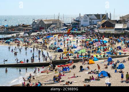 Lyme Regis, Dorset, Großbritannien. Juli 2020. Wetter in Großbritannien. Der Strand ist voll von Urlaubern und Sonnenanbetern im Badeort Lyme Regis in Dorset an einem Nachmittag von glühender heißer Sonne. Bild: Graham Hunt/Alamy Live News Stockfoto