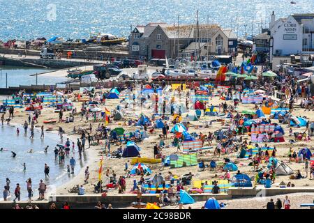 Lyme Regis, Dorset, Großbritannien. Juli 2020. Wetter in Großbritannien. Der Strand ist voll von Urlaubern und Sonnenanbetern im Badeort Lyme Regis in Dorset an einem Nachmittag von glühender heißer Sonne. Bild: Graham Hunt/Alamy Live News Stockfoto