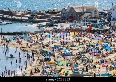 Lyme Regis, Dorset, Großbritannien. Juli 2020. Wetter in Großbritannien. Der Strand ist voll von Urlaubern und Sonnenanbetern im Badeort Lyme Regis in Dorset an einem Nachmittag von glühender heißer Sonne. Bild: Graham Hunt/Alamy Live News Stockfoto