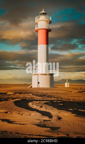 Vertikale landschaftliche Ansicht des Leuchtturms vom Parc Natural del Delta de l'Ebre in Riumar, Spanien Stockfoto