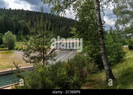 Die Brücke am Nagold-Staudamm (Nagoldtalsperre, auch Erzgrube) im Schwarzwald in Deutschland bietet Hochwasser- und Trockenheitsschutz im Nagold-tal Stockfoto